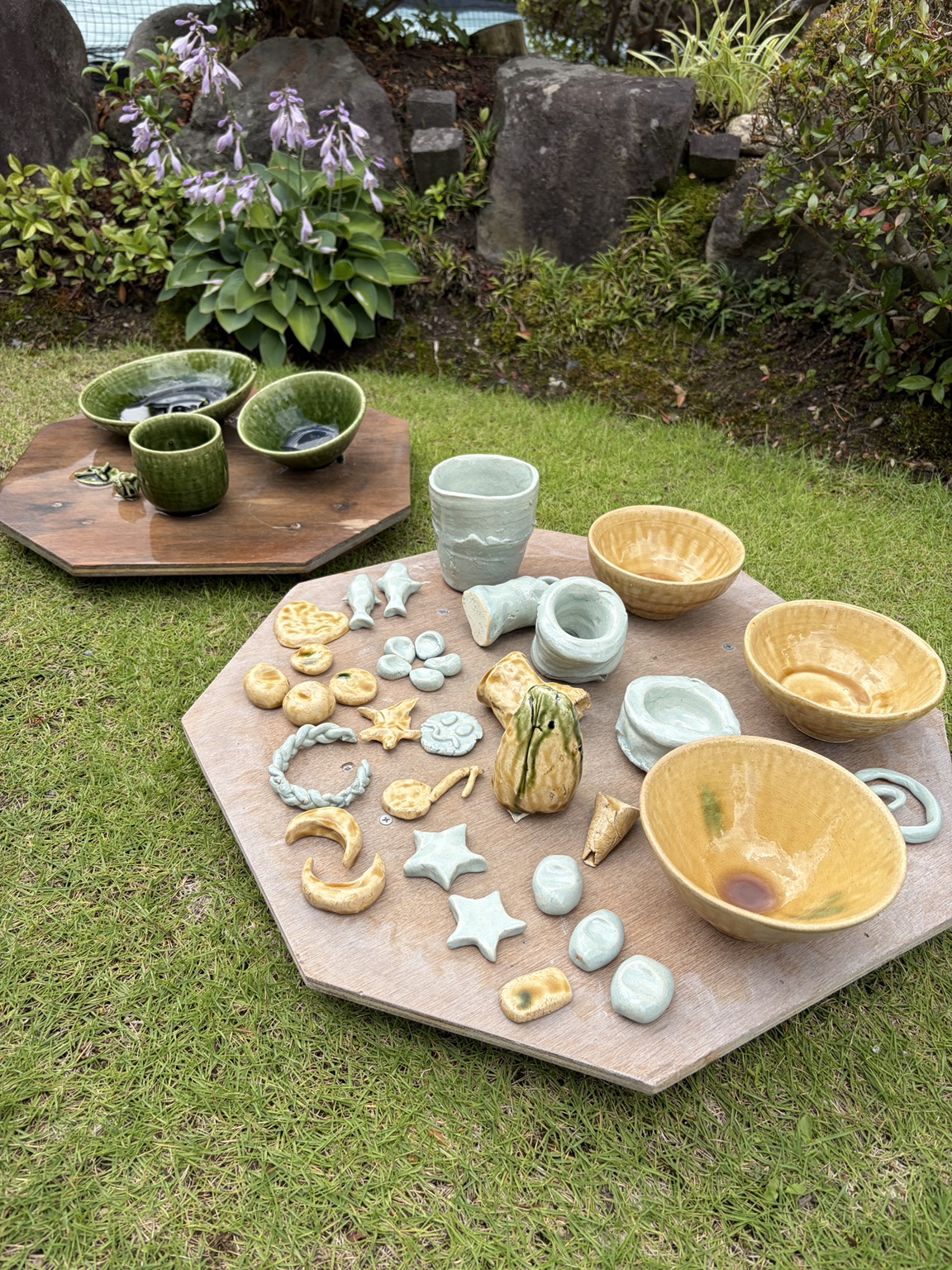 庭に並べられた、参加者が土から生み出したさまざまな作品